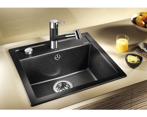 Spoelbak met kraan op een werkblad