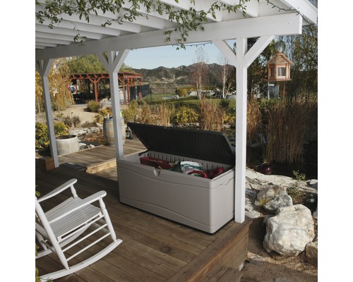 Geopende tuinkist op een houten terras onder een pergola, voor het opbergen van tuinaccessoires buitenshuis