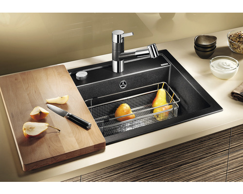 Spoelbak met kraan, snijplank, mes en fruit