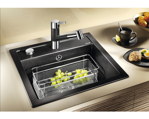 Granieten spoelbak met kraan en afdruiprek op een aanrecht