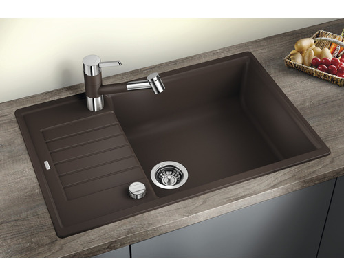Donkerbruine gootsteen met afdruiprek en kraan op een aanrecht