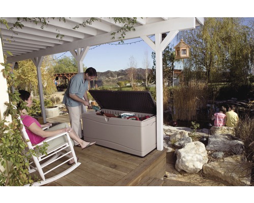 Scene met een kunststof tuinkist op een veranda, voor het opbergen van tuingereedschap