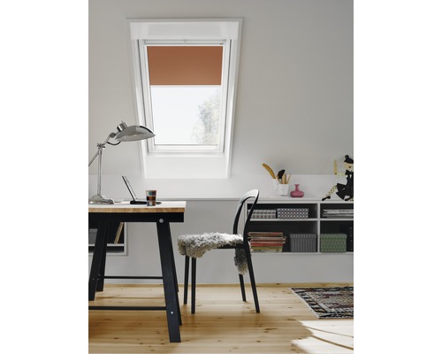 Kantoor met dakraam, bureau en stoel