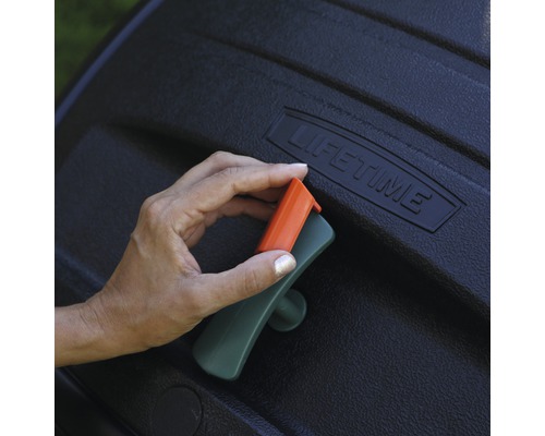 Gedetailleerde opname van een hand die de handgreep van een compostbak bedient.