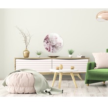 Woonkamer met dressoir, decoratie en ronde wanddecoratie met bloemmotief