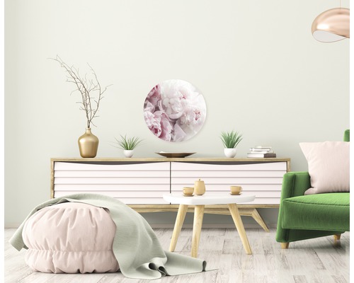 Woonkamer met dressoir, decoratie en ronde wanddecoratie met bloemmotief