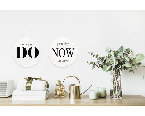 Decoratieve muurafbeeldingen met motiverende spreuken boven commode