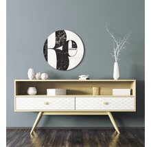 Decoratieve wanddecoratie met ronde afbeelding en opschrift boven dressoir