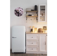 Keukenscène met koelkast, wandplank en ronde decoratie met bloemmotief