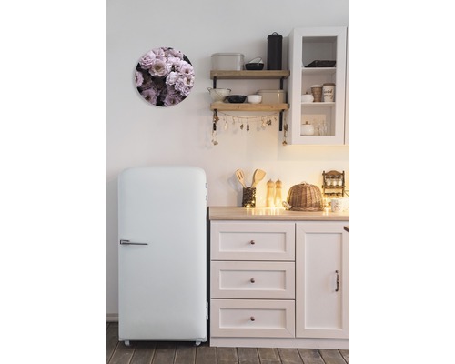 Keukenscène met koelkast, wandplank en ronde decoratie met bloemmotief