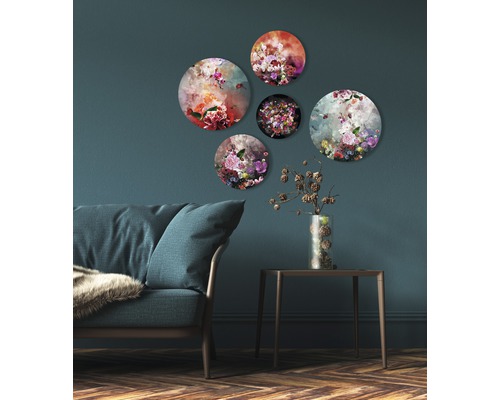 Woonkamer met bank, bijzettafel en ronde muurdecoratie met bloemmotieven