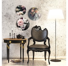 Interieurweergave met ronde wanddecoratie, bijzettafel, stoel en vloerlamp