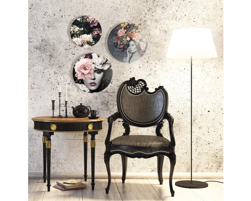 Interieurweergave met ronde wanddecoratie, bijzettafel, stoel en vloerlamp