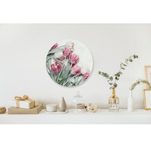 Wanddecoratie met tulpenmotief boven een plank