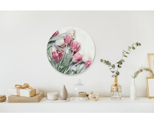 Wanddecoratie met tulpenmotief boven een plank