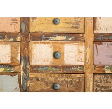 Detailopname van een dressoir van gerecycled hout met lades