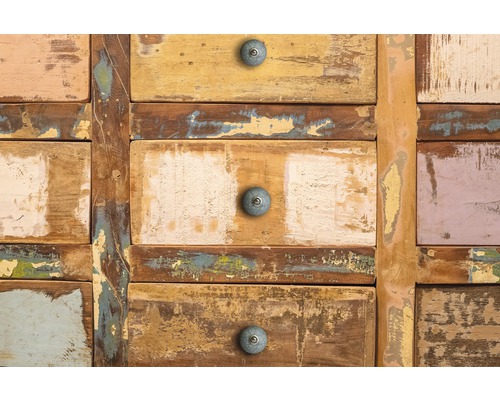 Detailopname van een dressoir van gerecycled hout met lades