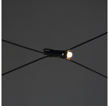 Detail van een lichtsnoer met gloeilamp en kabel