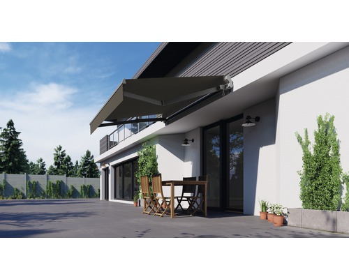 Gevel met zonnescherm boven een terras met zitgroep