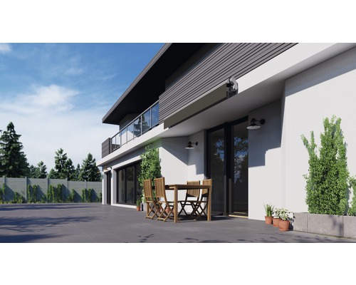 Buitenkant van een modern huis met terras, tuinmeubelen en zonnescherm