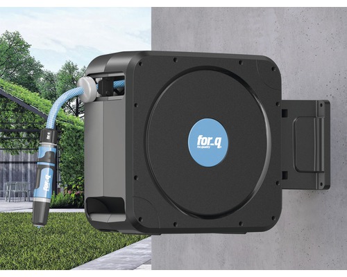 Aan de muur gemonteerde haspel met tuinslang van for.q