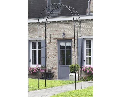 Zwarte metalen rozenboog in de tuin.