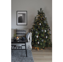 Kerstwoonkamer scène met bank, salontafel en versierde kerstboom