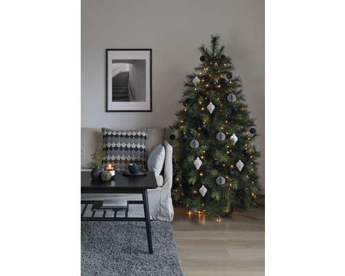 Kerstwoonkamer scène met bank, salontafel en versierde kerstboom