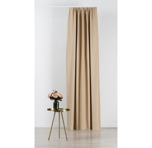Beige gordijn hangt aan een roede, ernaast een tafel met bloemen