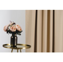 Decoratieve sjaals met bloemstuk op bijzettafel
