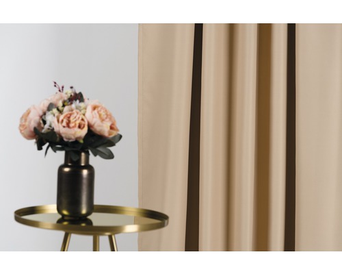 Decoratieve sjaals met bloemstuk op bijzettafel