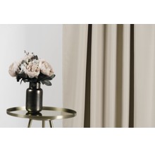 Decoratieve sjaals met strepen naast een tafel met bloemen