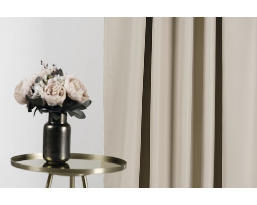 Decoratieve sjaals met strepen naast een tafel met bloemen