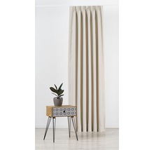 Decoratieve woonsfeer met gordijn, bijzettafel en kamerplant