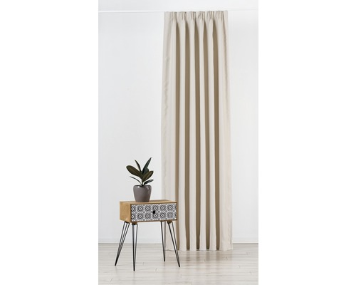 Decoratieve woonsfeer met gordijn, bijzettafel en kamerplant