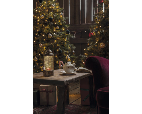 Kerstscène met versierde kerstbomen, tafel met lantaarn, kopje en cadeaus