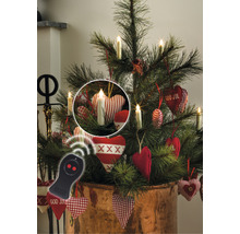 Kerstboom met kaarsen en hartdecoratie, plus een afstandsbediening