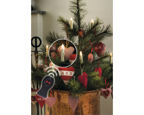 Kerstboom met kaarsen en hartdecoratie, plus een afstandsbediening