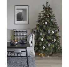 Decoratieve woonkamer met kerstboom, bank, tafel en ingelijste foto