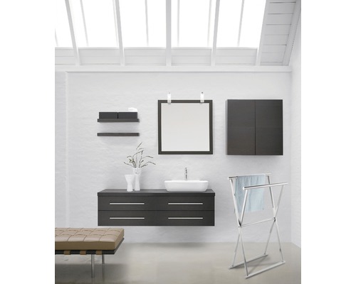 Badkamer met wastafel, spiegel, kasten, planken, handdoekrek en bank