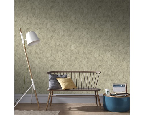 Kamer met patroonbehang, staande lamp en houten bank