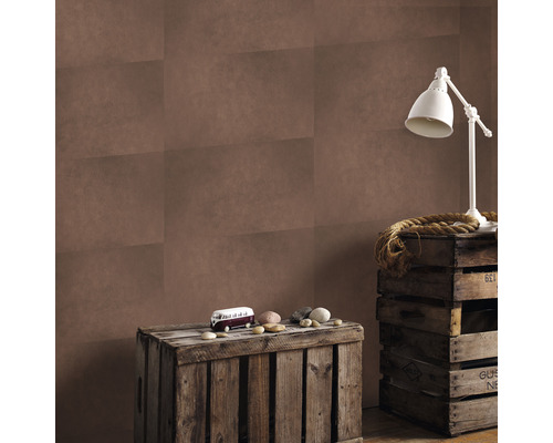 Decoratieve wanddecoratie met bruin behang, houten kisten en lamp