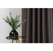 Decoratieve opstelling met gordijn, tafel en vaas met groene planten