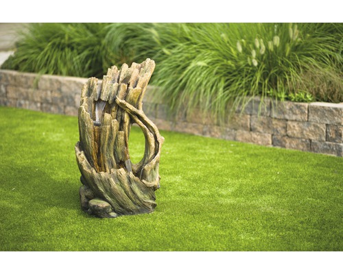 Tuin fontein in boomstamlook op gazon