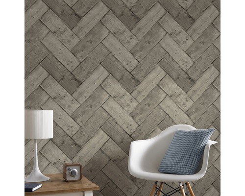 Woonkamer met behang in visgraatpatroon houtlook, stoel, lamp en tafel