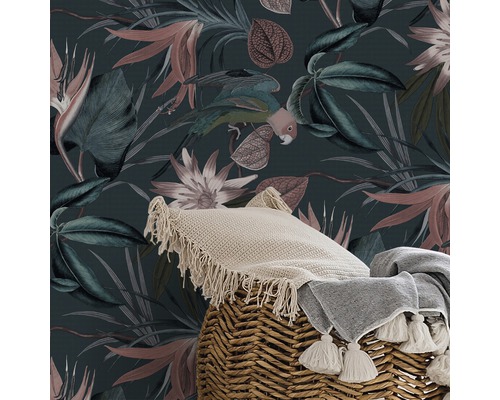 Woonkamer scène met behang met print, mand en textiel