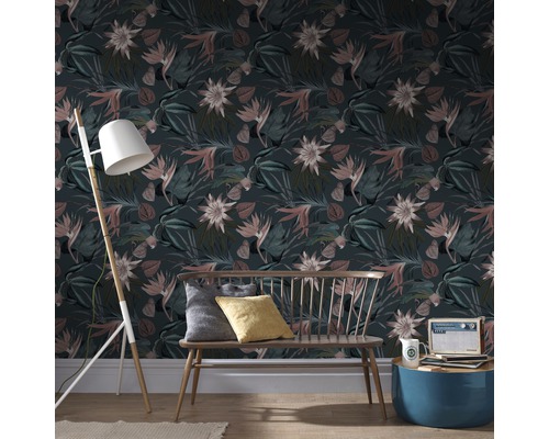 Woonkamer met bloemenbehang, bank, vloerlamp en bijzettafel.