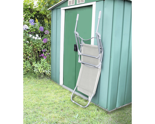 Tuinscene met tuinhuis en ingeklapte ligstoel