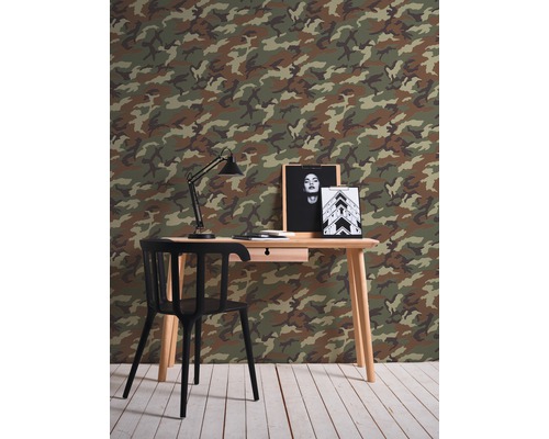 Kantoor met bureau, lamp en camouflage behang