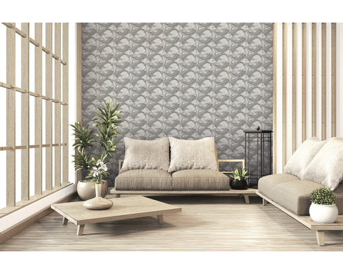 Lichte woonkamer in Japanse stijl met behang met vismotief, bank en planten